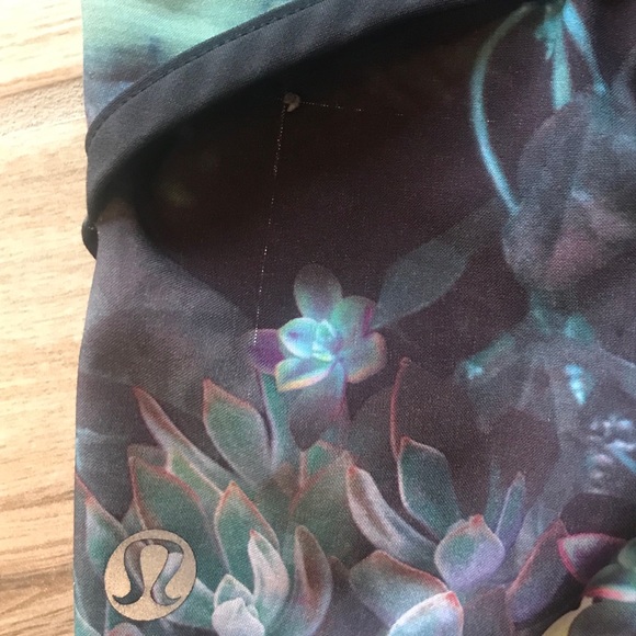Lululemon Speed Shorts - Curious Jungle, Sz 4 - Picture 8 of 8